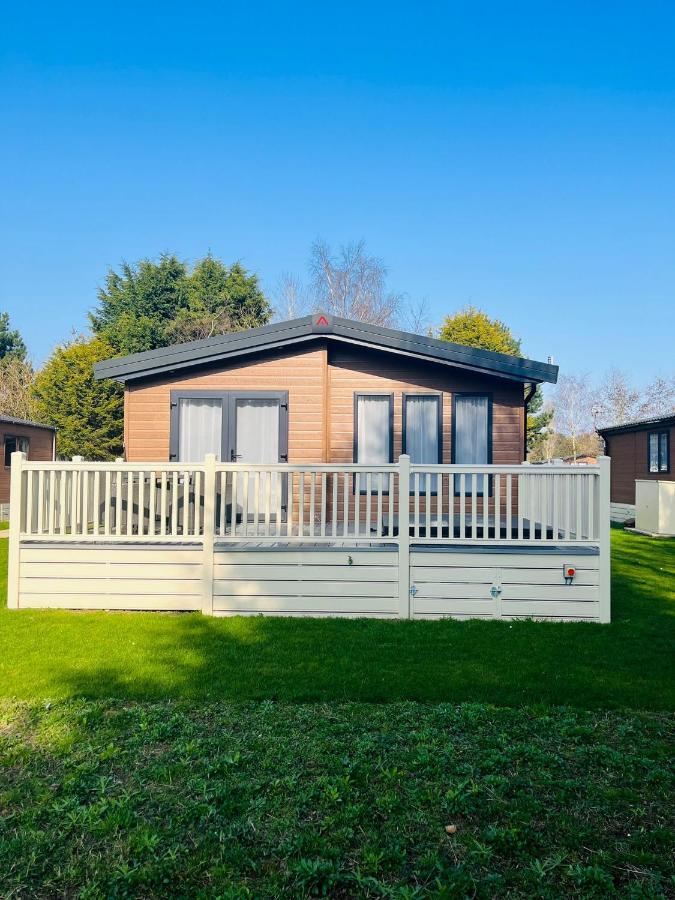 Barakah Lodge With Hot Tub York Exterior photo