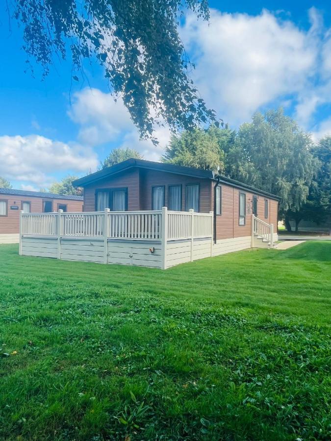 Barakah Lodge With Hot Tub York Exterior photo
